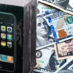 ૨૦૦૭ નો પ્રથમ આઈફોન ન માની શકાય એવી કિંમતે હરાજીમાં વેચાયો